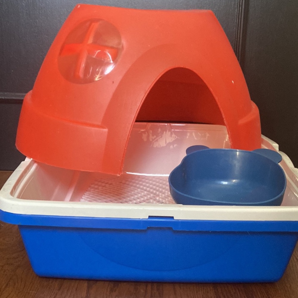 Small Pet Habitat with Red Dome and Blue Base